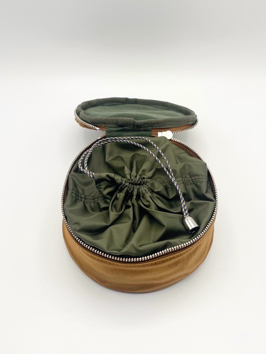 ROUND ZIP JEWELRY BAG Crinkle Brown/Olive